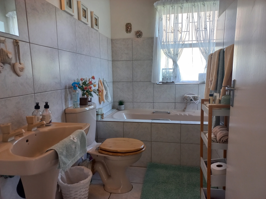 To Let 3 Bedroom Property for Rent in Wavecrest Eastern Cape